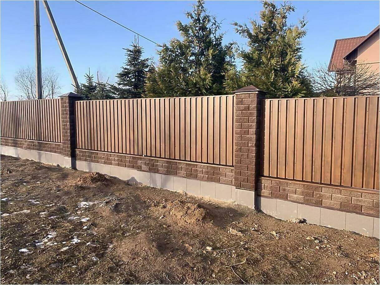 Забор из профлиста НС-21 цвет Printech темное дерево фото7 в Гатчине