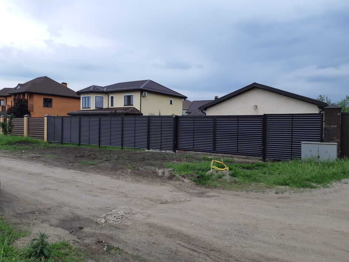 zabor-zhalyuzi-ral8019-temnyy-shokolad-foto1 в Гатчине