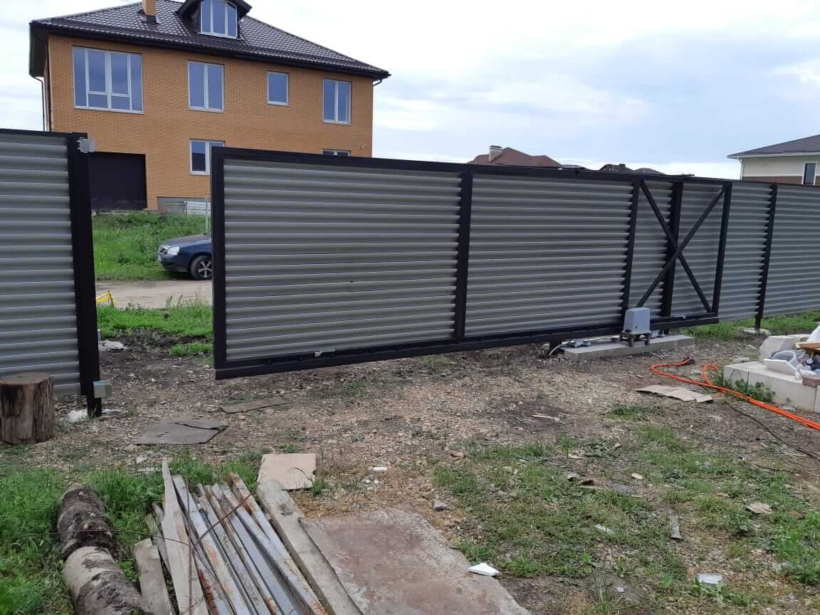 zabor-zhalyuzi-ral8019-temnyy-shokolad-foto4 в Гатчине