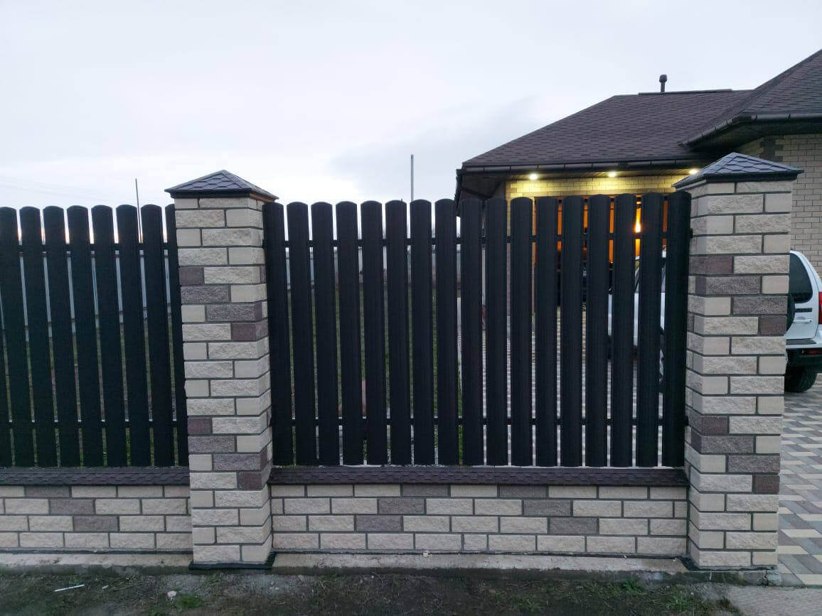 забор из штакетника ral8019 темный шоколад фото4 в Гатчине
