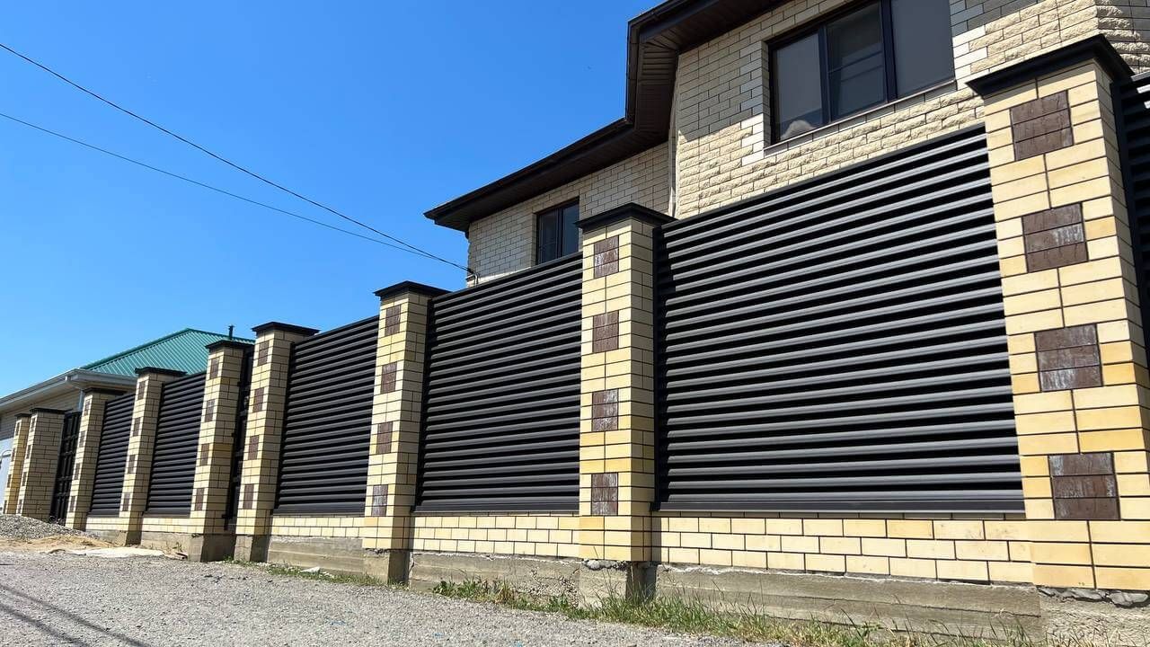 Забор-жалюзи 45м RAL8019 Темный Шоколад матовый в Гатчине