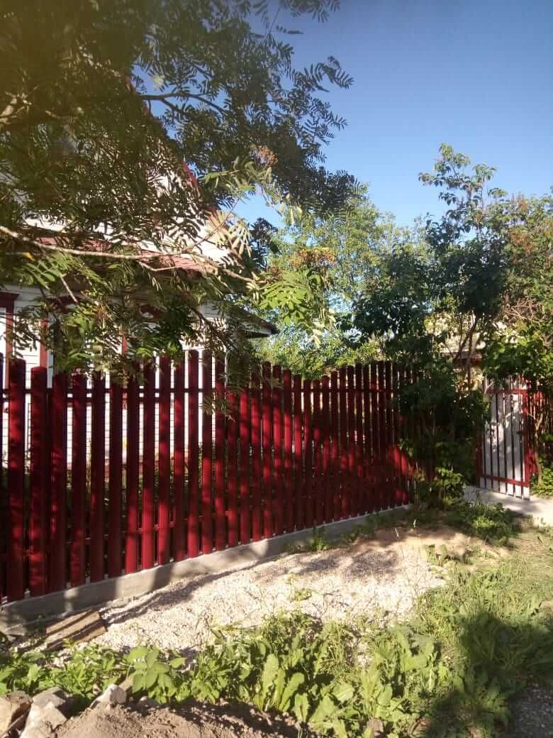 Забор из фигурного штакетника 21м RAL3005 Красное Вино фото 1 в Гатчине