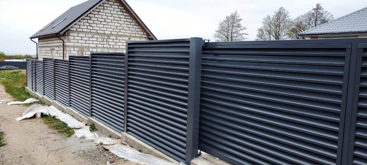 Забор-жалюзи из ламелей ЭКО-Z 24м RAL7024 Серый Графит в Гатчине