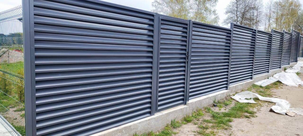 Забор-жалюзи из ламелей ЭКО-Z 24м RAL7024 Серый Графит фото 2 в Гатчине
