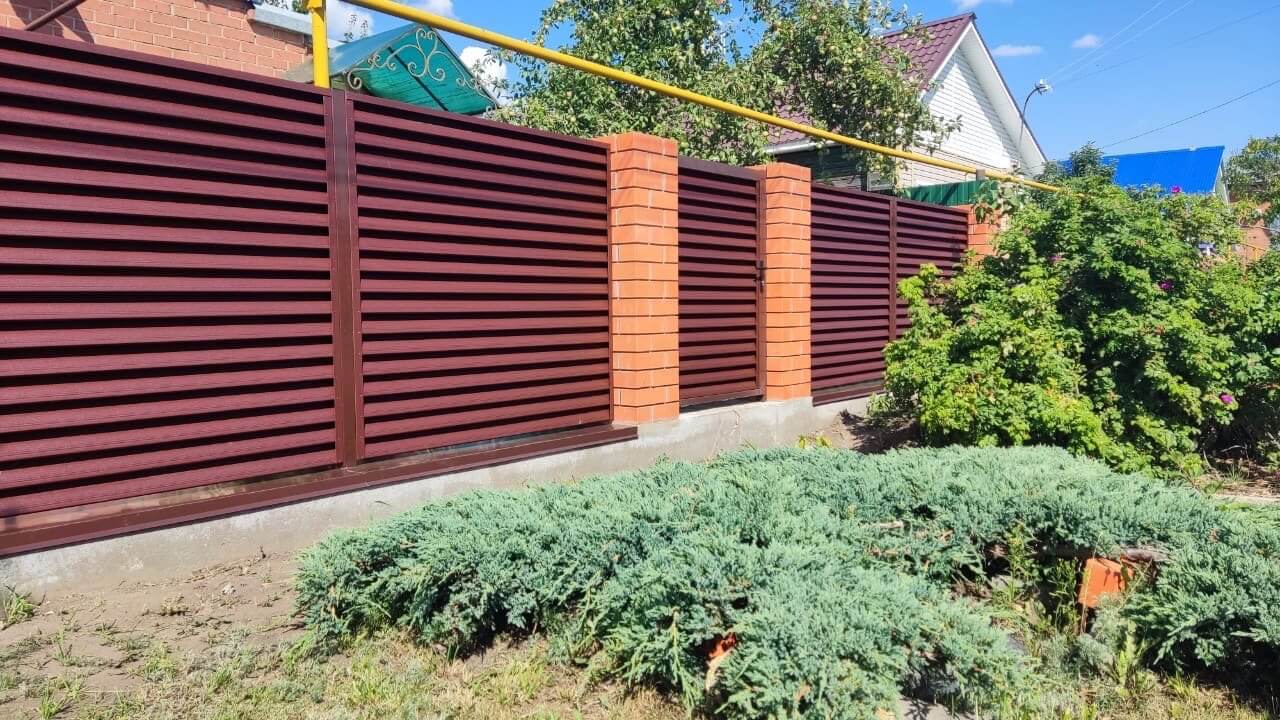 Забор-жалюзи из ламелей Еврожалюзи 20м RAL8017 Шоколад фото 1 в Гатчине