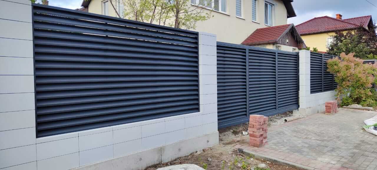 Забор-жалюзи из ламелей ЭКО-Z 17м RAL7024 Серый Графит фото 2 в Гатчине