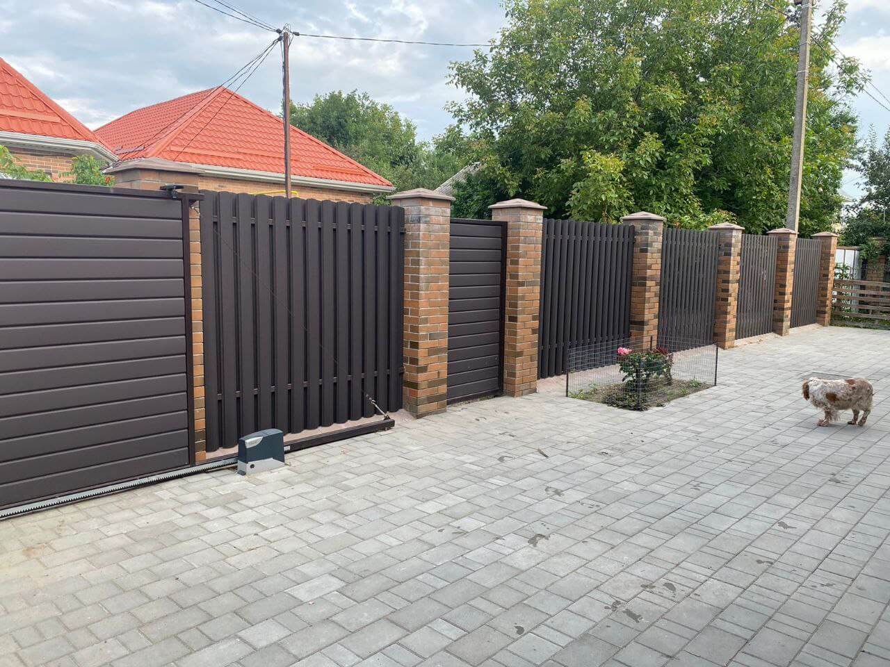 Забор из штакетника полукруглого 22м RAL8019 Темный Шоколад МАТТЕ фото 2 в Гатчине