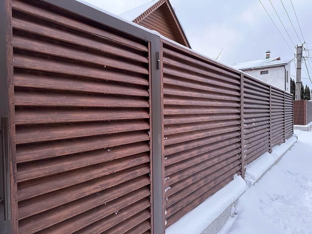 Забор-жалюзи из ламелей еврожалюзи 43м Каштан Printech фото 3 в Гатчине