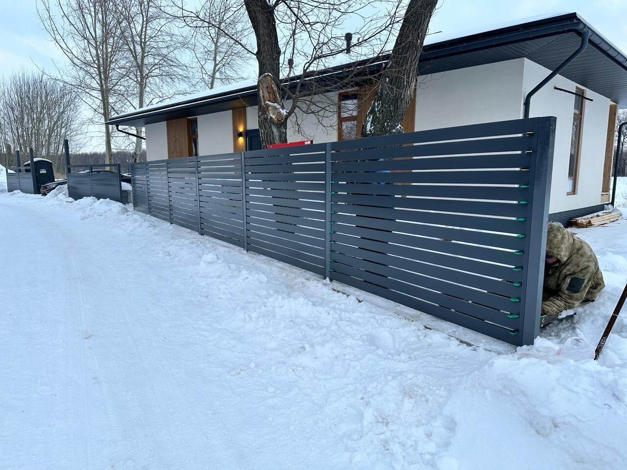 Забор-ранчо из металлопланкена 37м RAL7024 Серый Графит фото 3 в Гатчине