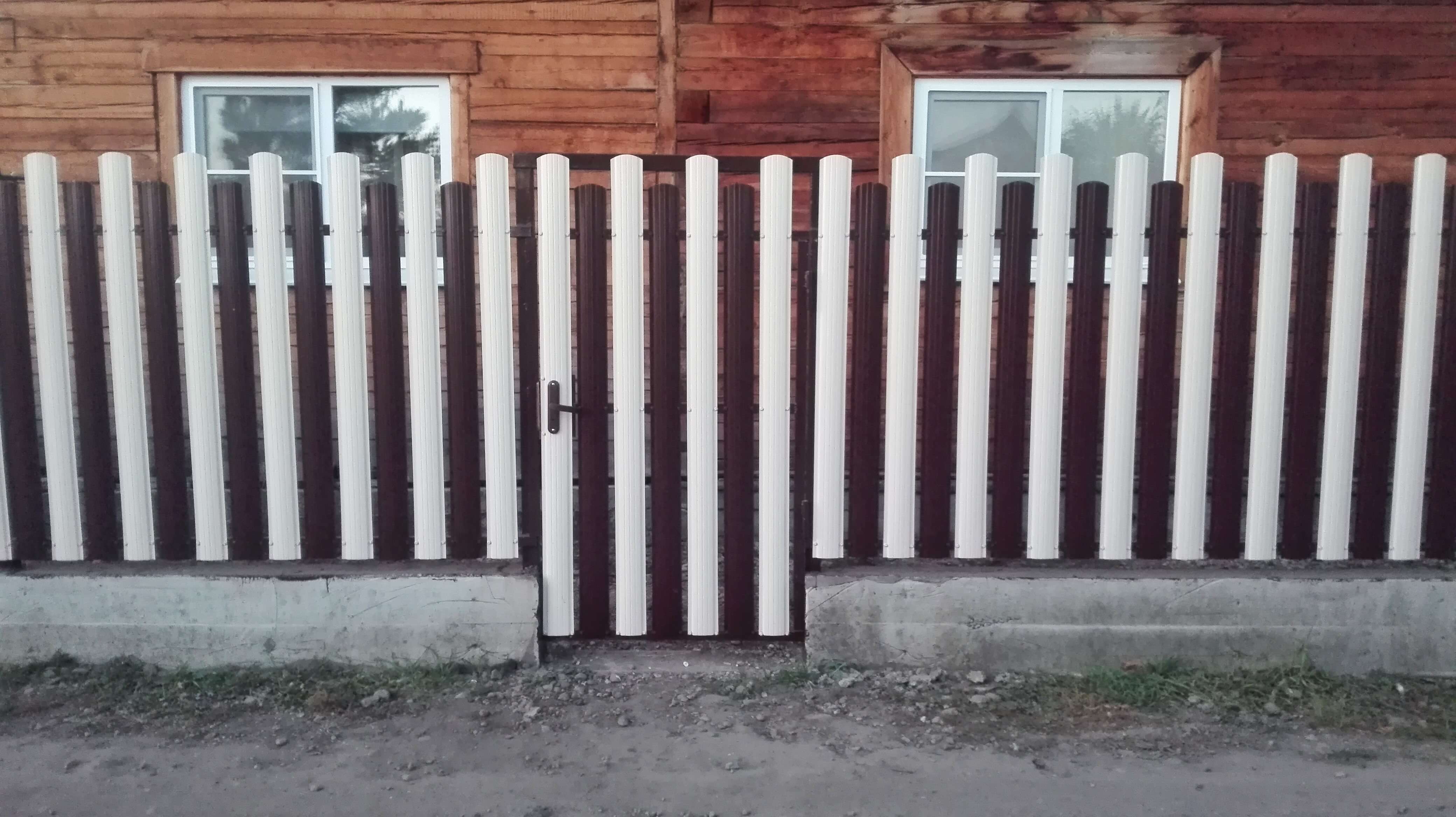 Двухцветный забор из евроштакетника 14м RAL8017 Шоколад + RAL9003 Белый в Гатчине
