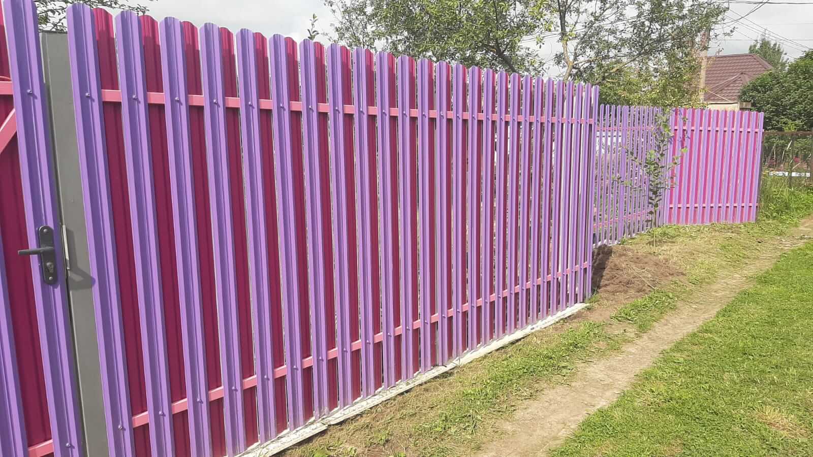 Двухцветный забор из евроштакетника 44м RAL4005 Сиреневый, RAL4006 Пурпурный фото 4 в Гатчине