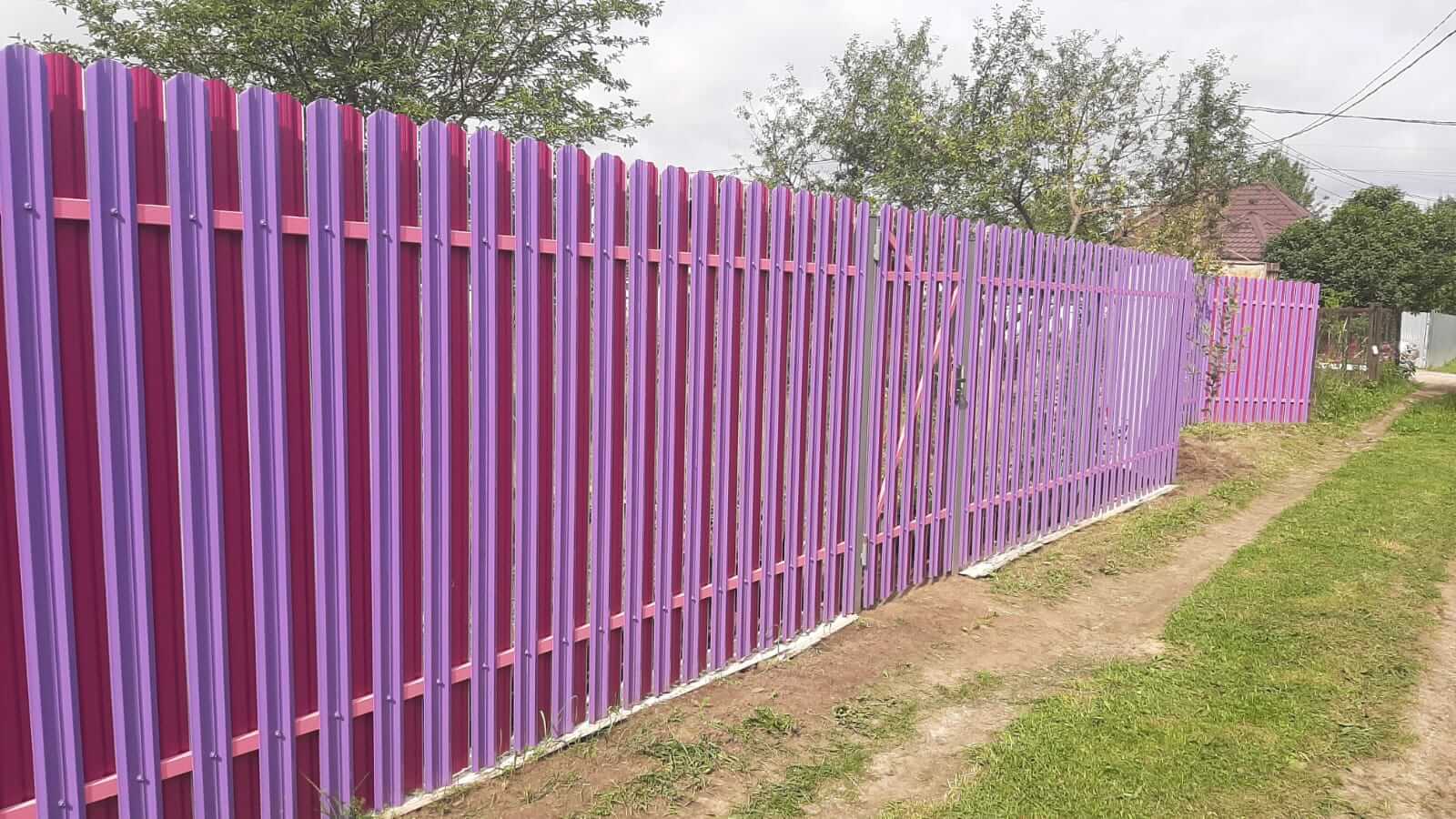 Двухцветный забор из евроштакетника 44м RAL4005 Сиреневый, RAL4006 Пурпурный фото 3 в Гатчине