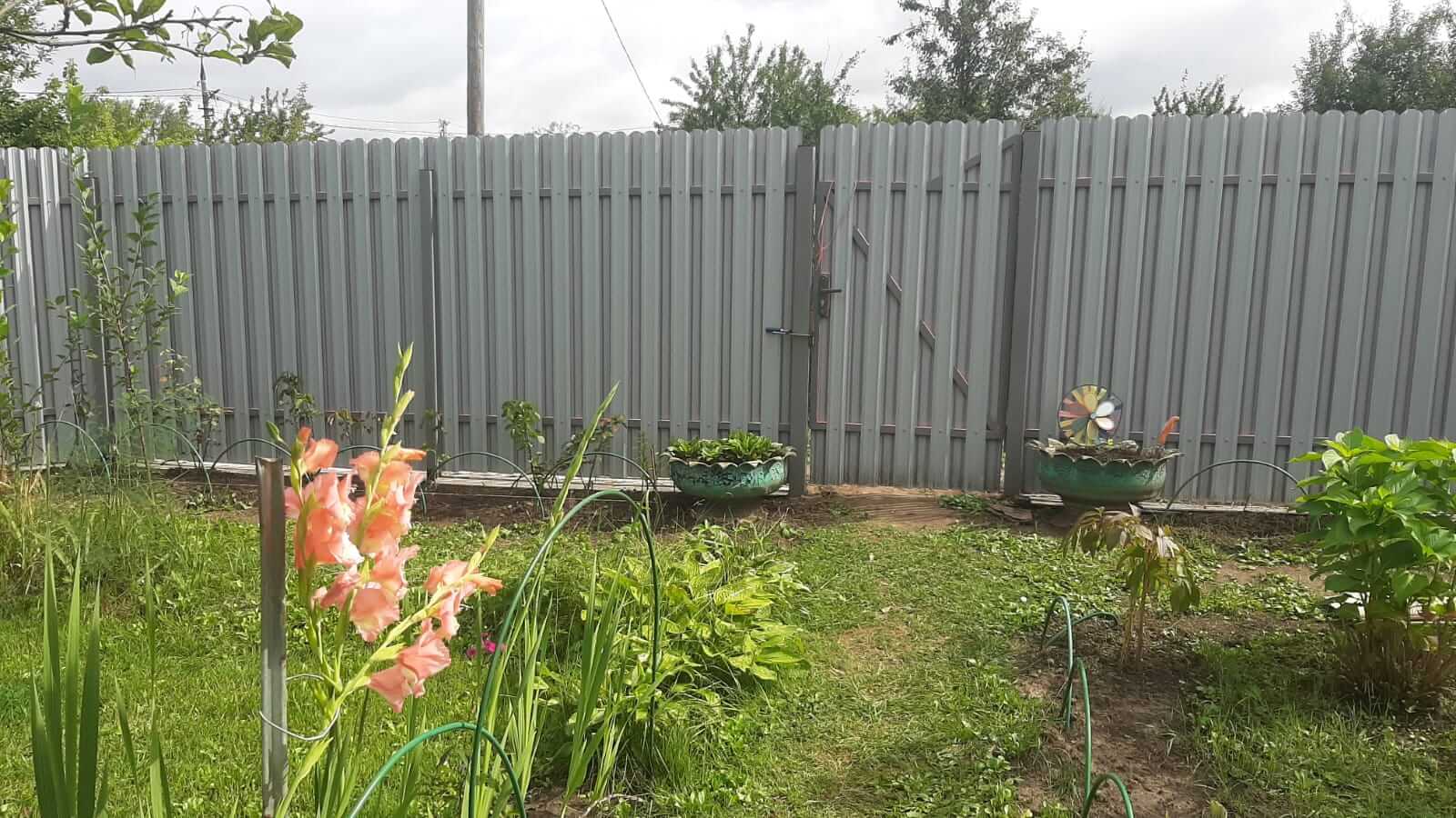 Двухцветный забор из евроштакетника 44м RAL4005 Сиреневый, RAL4006 Пурпурный фото 1 в Гатчине