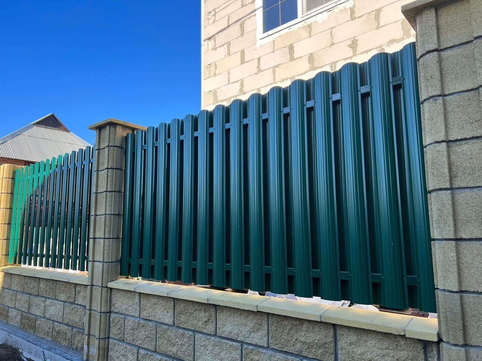 Забор из евроштакетника 22м RAL6005/6005 Зеленый Мох двусторонний фото 7 в Гатчине