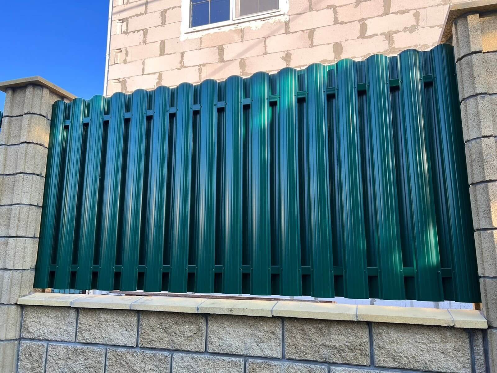Забор из евроштакетника 22м RAL6005/6005 Зеленый Мох двусторонний фото 2 в Гатчине