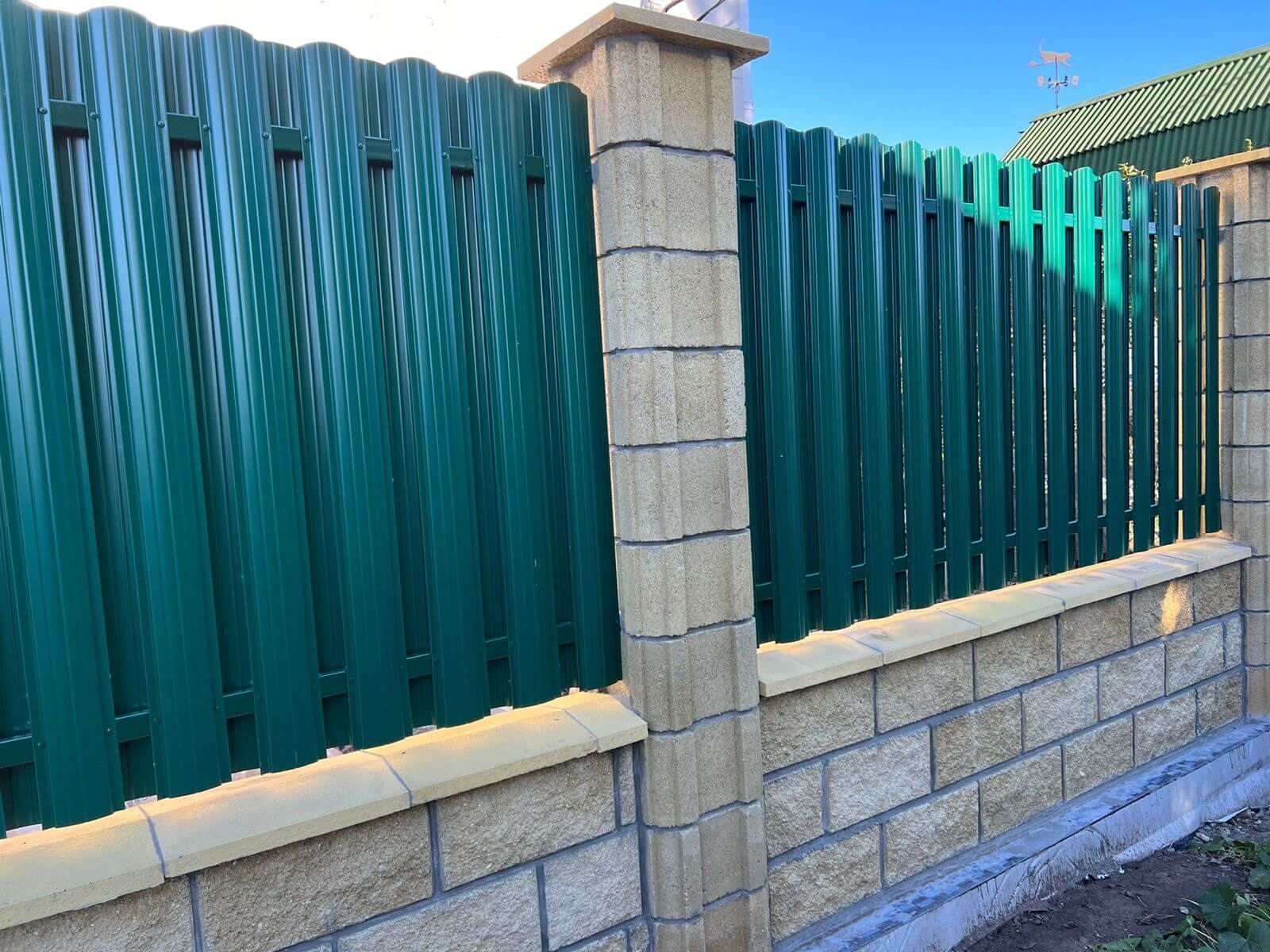 Забор из евроштакетника 22м RAL6005/6005 Зеленый Мох двусторонний фото 1 в Гатчине