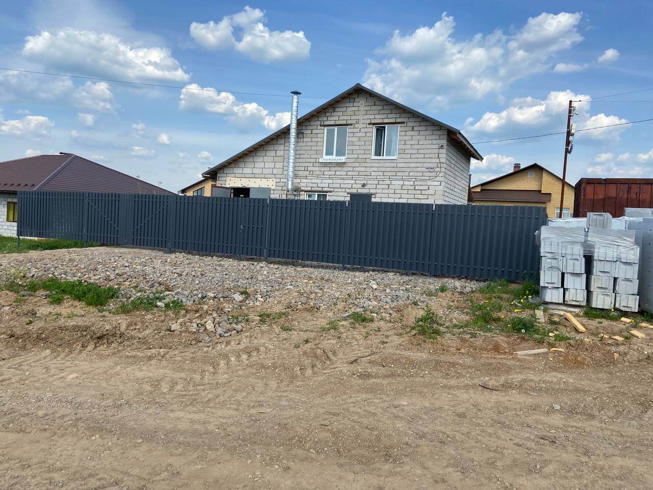 Забор из евроштакетника 16м RAL7024 Серый Графит фото 6 в Гатчине