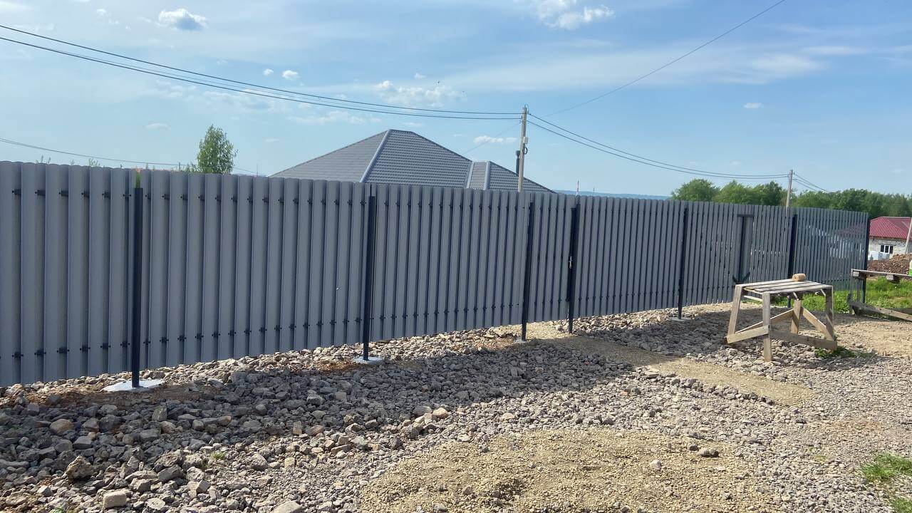 Забор из евроштакетника 16м RAL7024 Серый Графит фото 2 в Гатчине