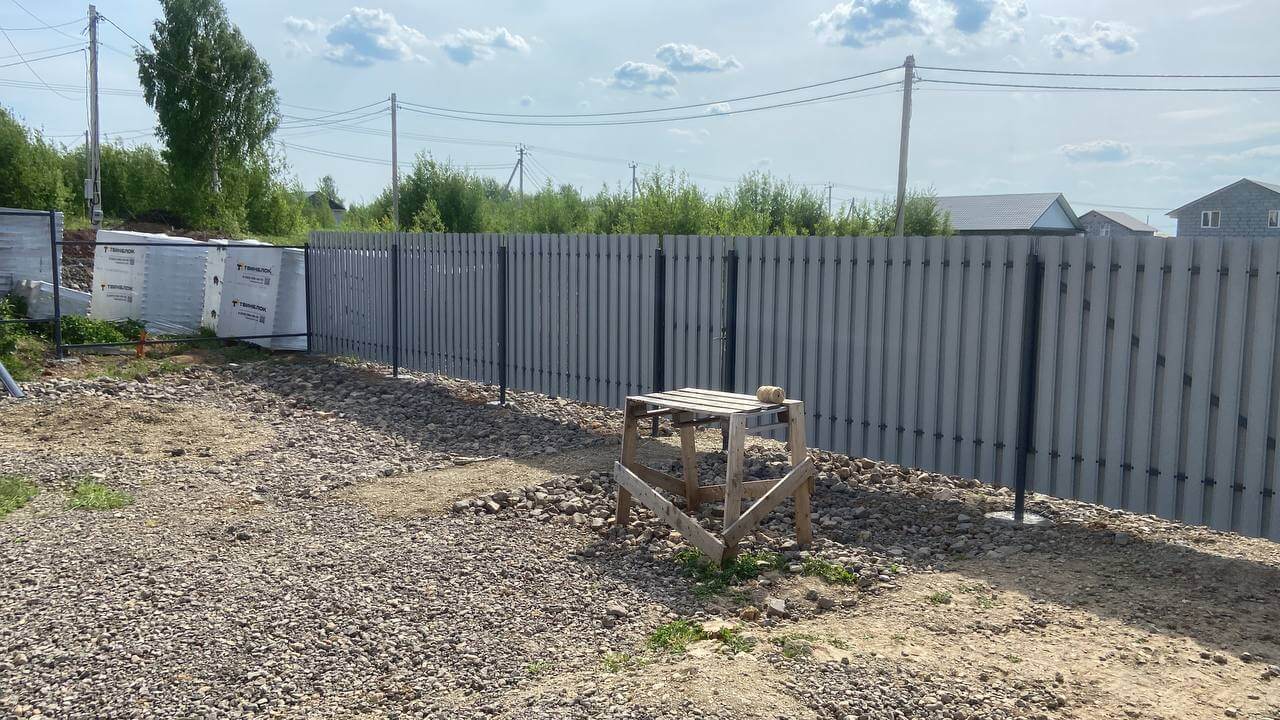 Забор из евроштакетника 16м RAL7024 Серый Графит фото 1 в Гатчине