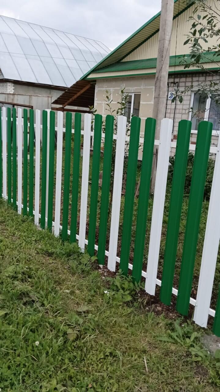 Забор из евроштакетника 10м RAL9003 Белый, RAL6029 Зеленая Мята фото 2 в Гатчине