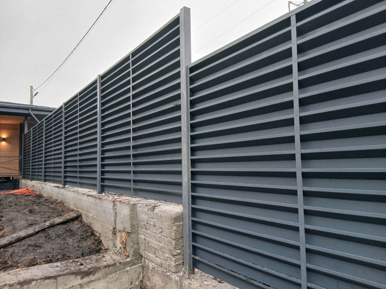 Забор-жалюзи из ламелей Хай-Тек 37м RAL7024/7024 Серый Графит двусторонний МАТТЕ фото 6 в Гатчине