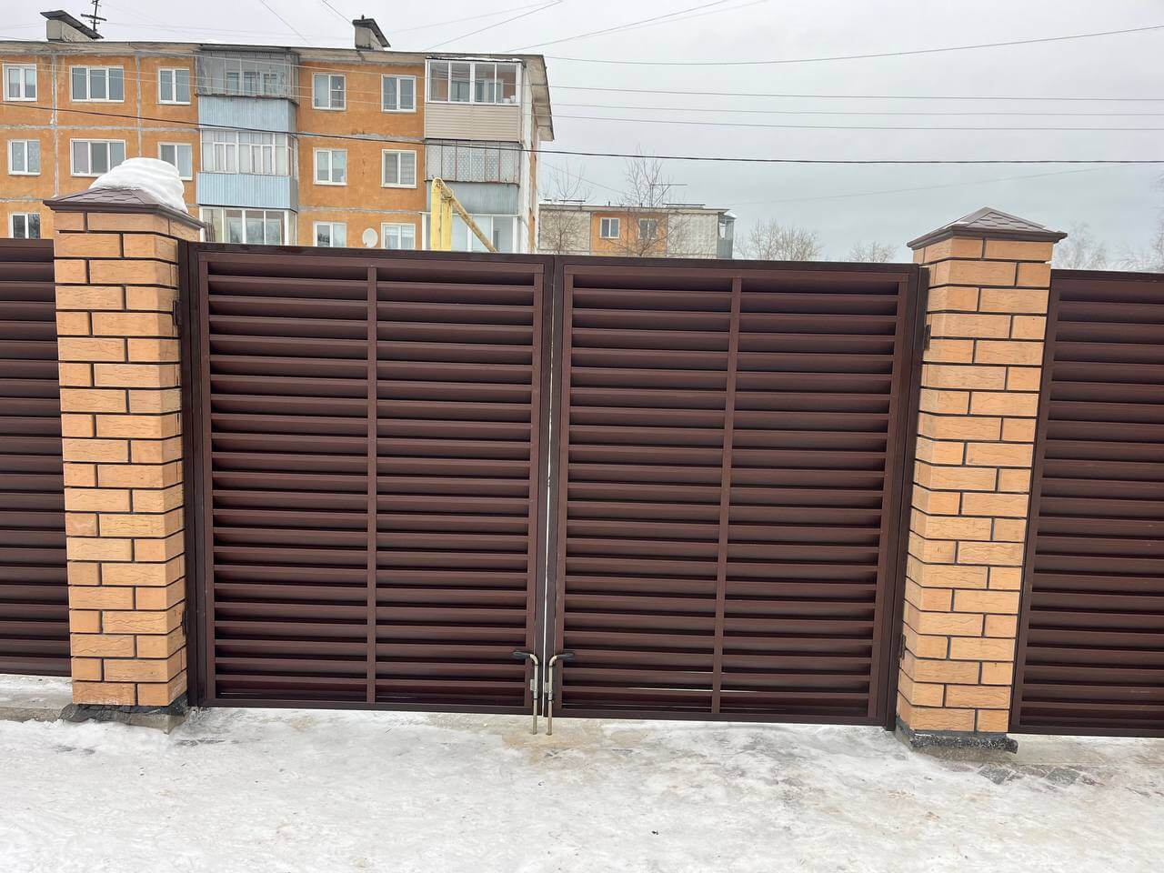 Забор-жалюзи из ламелей ЭКО-Z 87м RAL8017/8017 Шоколад двусторонний МАТТЕ фото 9 в Гатчине