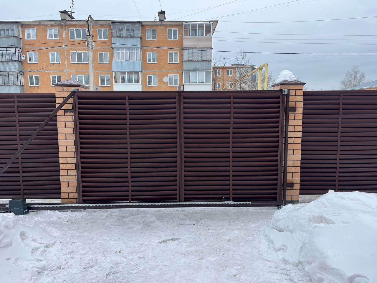 Забор-жалюзи из ламелей ЭКО-Z 87м RAL8017/8017 Шоколад двусторонний МАТТЕ фото 10 в Гатчине