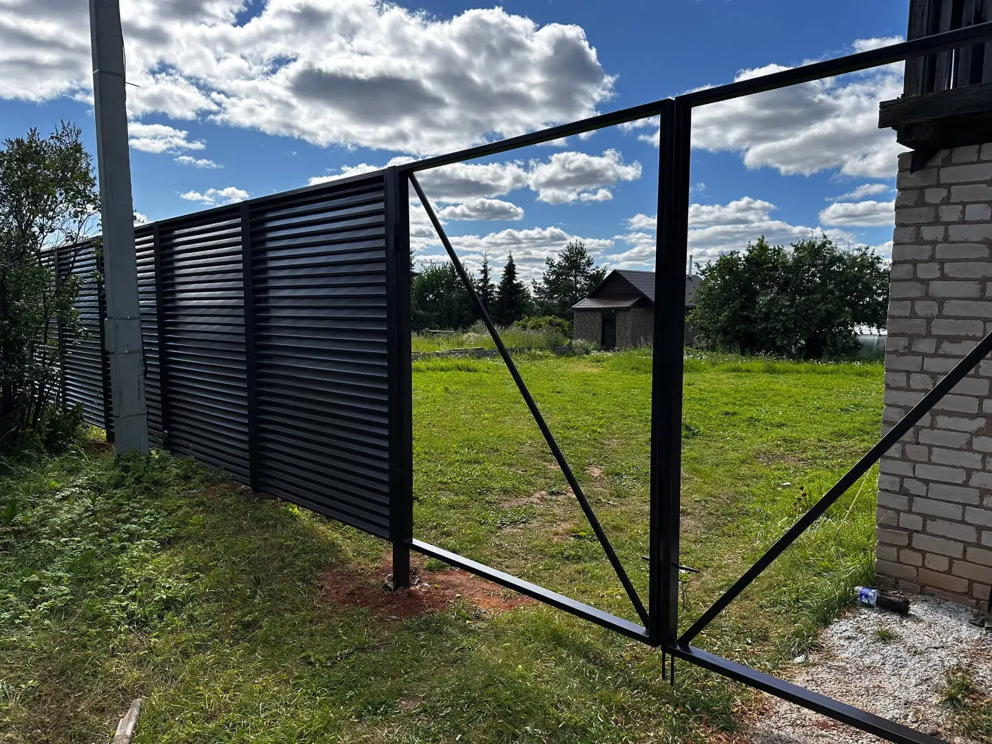 Забор-жалюзи из ламелей ЭКО-Z 28м RAL8019/8019 Темный Шоколад двусторонний фото 4 в Гатчине